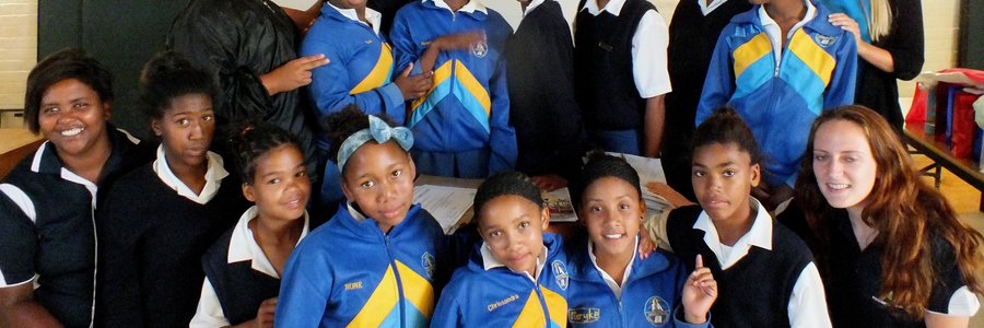  Die groep trotse dogters van Gansbaai PrimÃªr wat hul â€œFemale Empowermentâ€ sertifikate ontvang het, met Mary Alexander-Scholz heel agter en haar twee assistente regs  